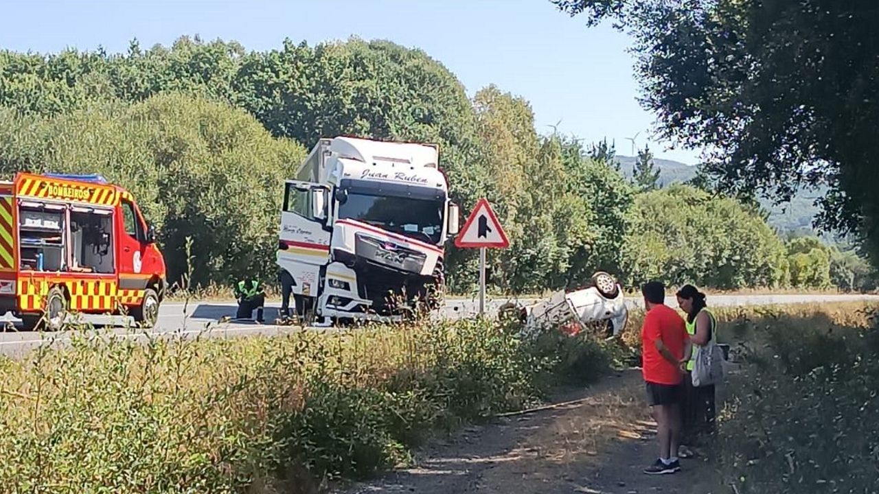 Muere una joven de 23 años tras chocar contra un camión en Xermade - La Voz de Galicia