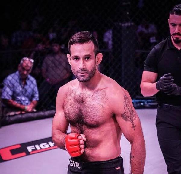 Carlos Vera sufrió una lesión de rodilla y se cancela su pelea contra David Martínez en la UFC