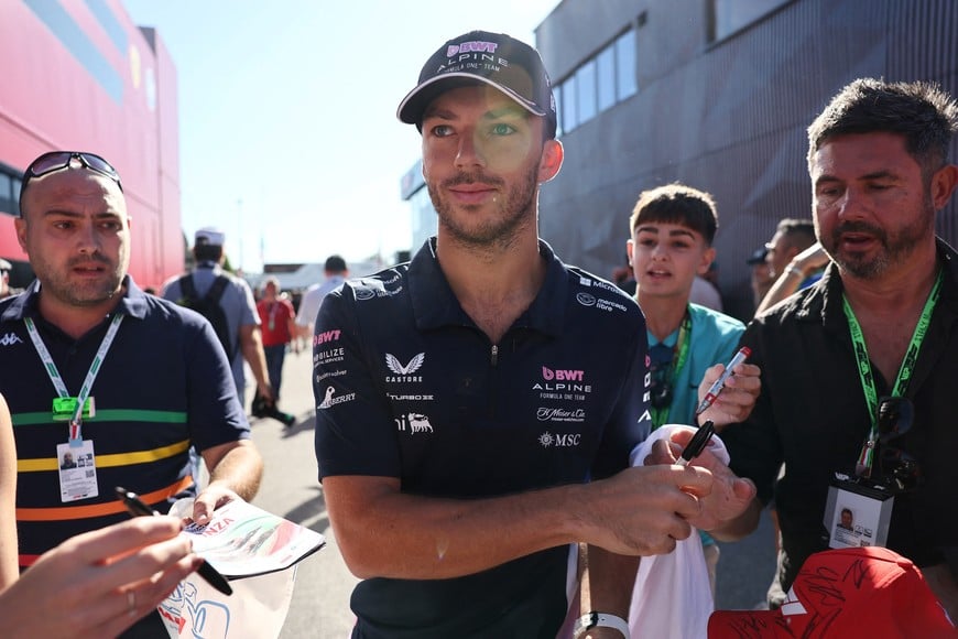 Formula One F1 - Italian Grand Prix - Autodromo Nazionale Monza, Monza, Italy - September 6, 2025
Alpine's Pierre Gasly signs autographs for fans as he arrives ahead of practice REUTERS/Jakub Porzycki