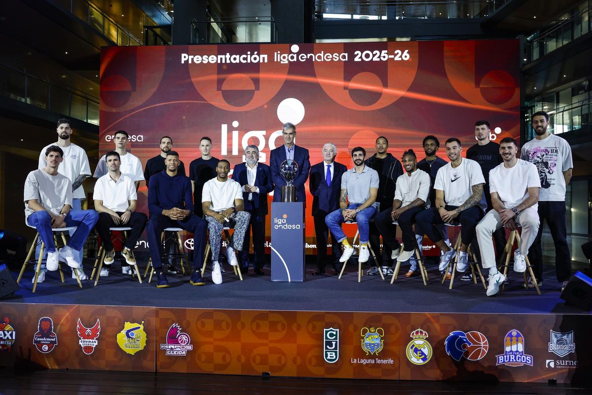 MADRID, 23/09/2025.- El presidente de la AsociaciÃ³n de Clubes de Baloncesto (ACB), Antonio MartÃ­n (c), junto a jugadores y autoridades posan este martes, durante la fiesta de presentaciÃ³n de la Liga Endesa 2025-26, en Madrid. EFE/ Juanjo MartÃ­n