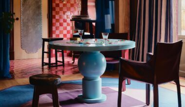 ¿El secreto para que esta casa de madera de nueva construcción parezca un hogar centenario y con personalidad? Miles de azulejos ‘zellige’, color y un afinado sentido de la diversión