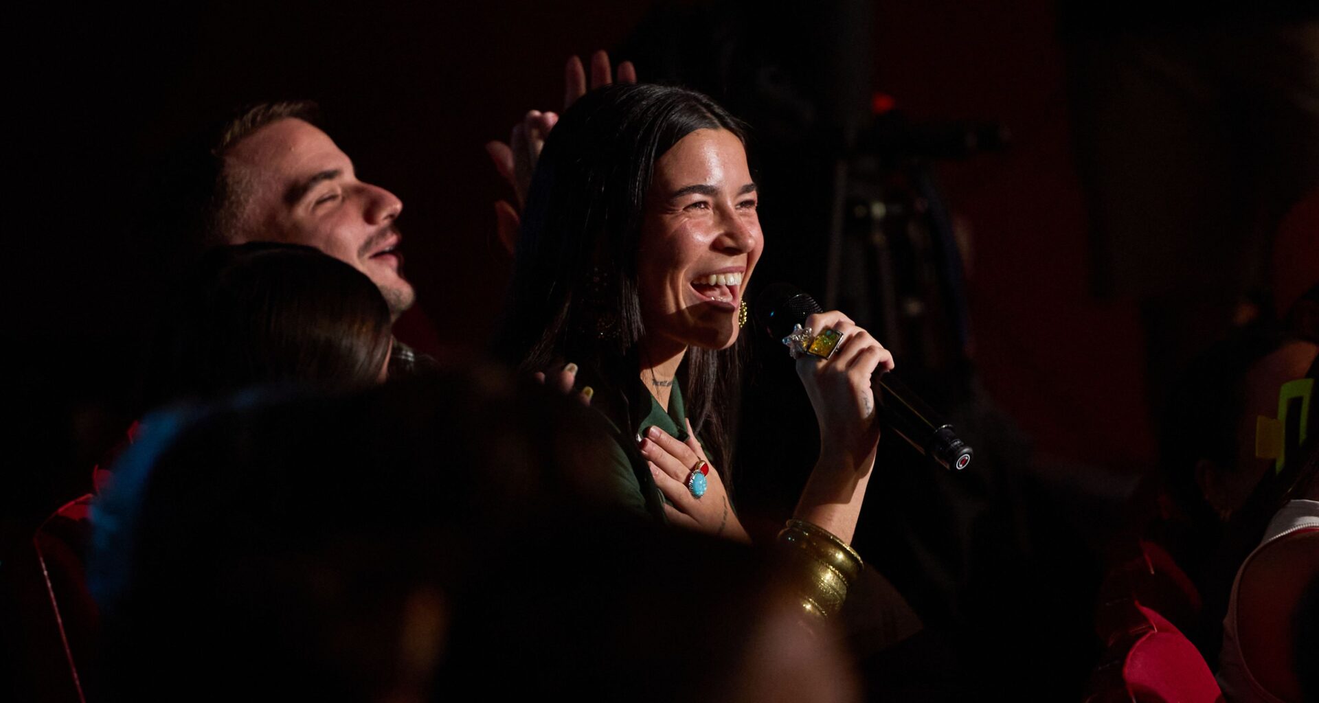 ¿Quién es Vera GRV, artista nominada al Grammy Latino que ha ido de público a La Revuelta? - RTVE.es