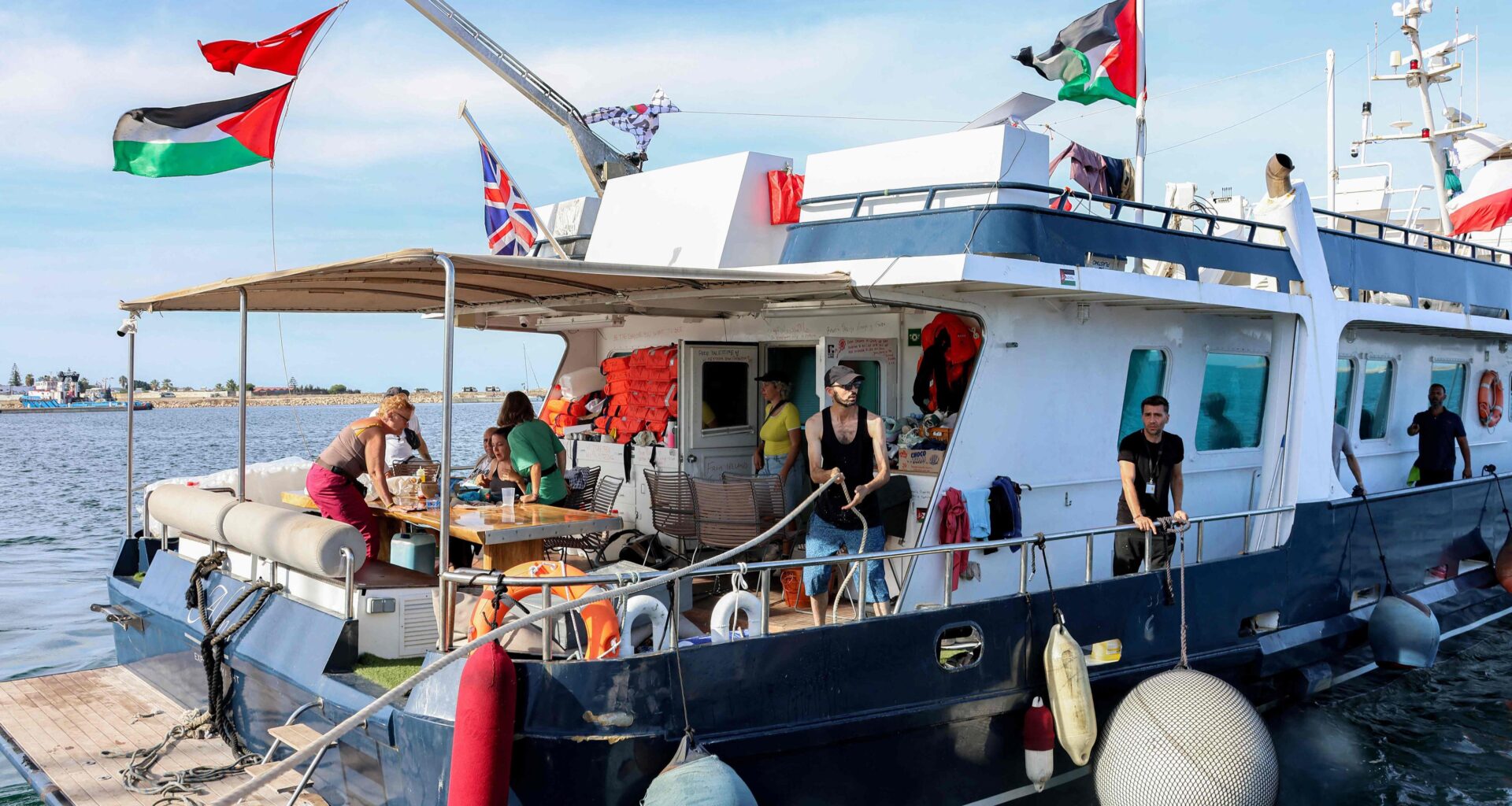 La flotilla con 42 barcos zarpa de Sicilia hacia Gaza