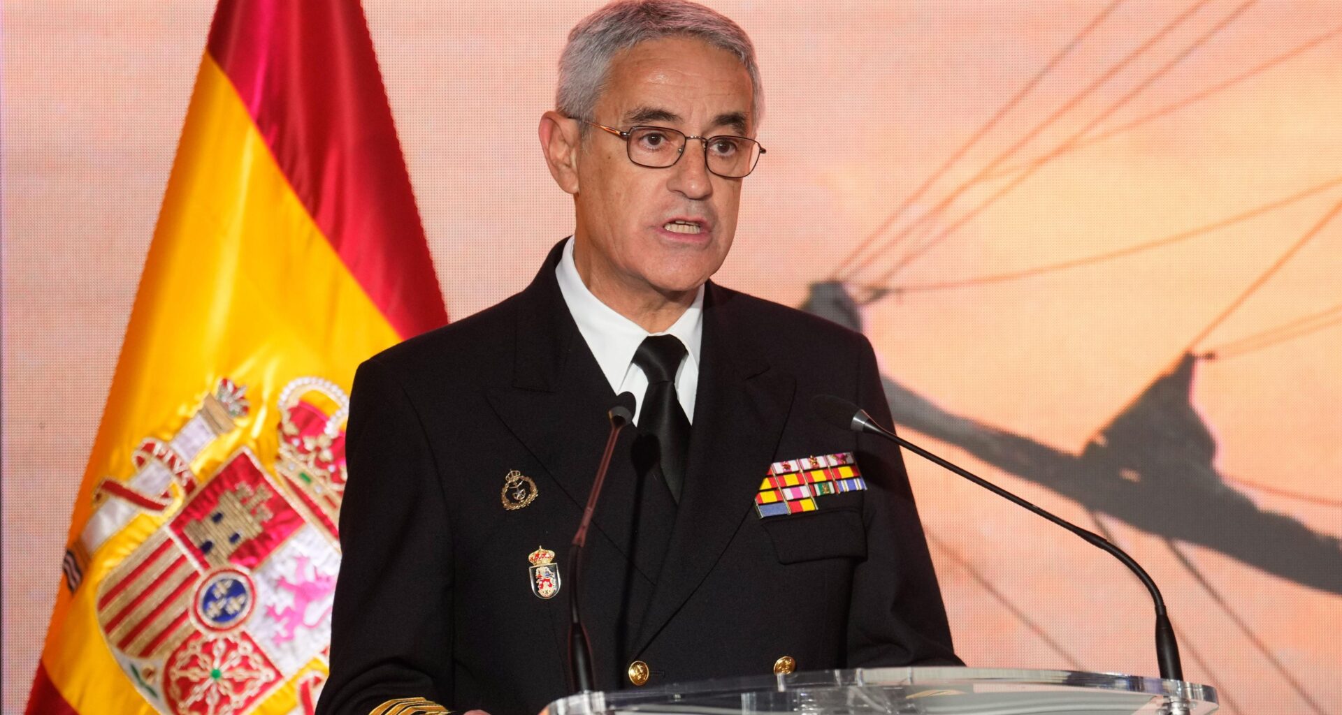 El jefe de la Armada recuerda que su misión es "ayudar" a los migrantes en peligro