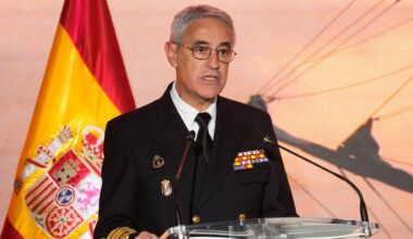 El jefe de la Armada recuerda que su misión es "ayudar" a los migrantes en peligro