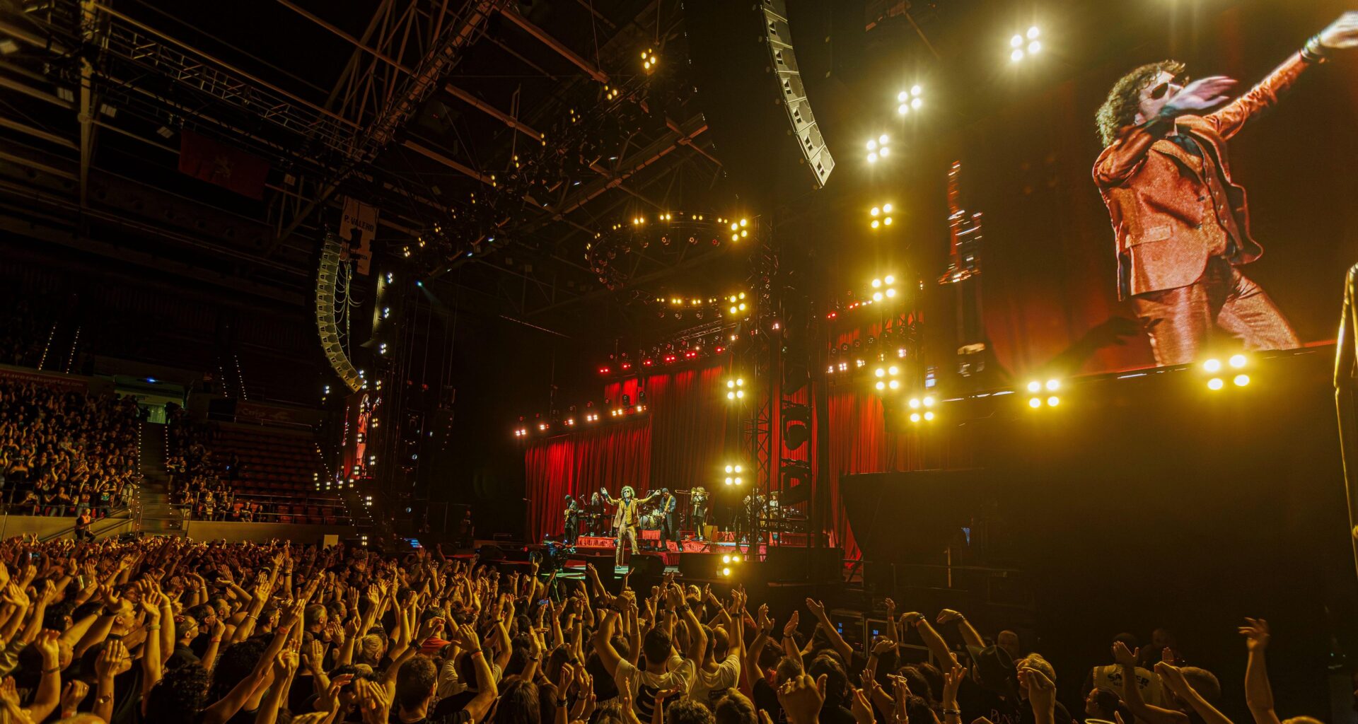 Bunbury desata un huracán de nostalgia en Zaragoza