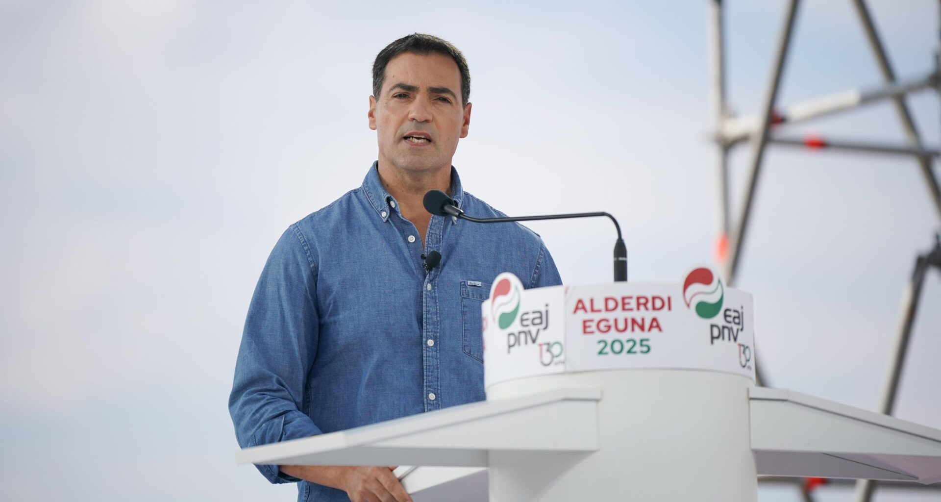 Pradales reprocha a Ayuso que "manipule" sus palabras