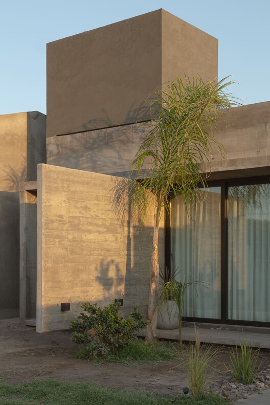 Casa Ringo / UNO MÁS UNO Arquitectos - Fotografía exterior, Concreto