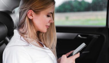 ¿Te mareas en el coche? Esta es la música que debes escuchar para aliviar los síntomas