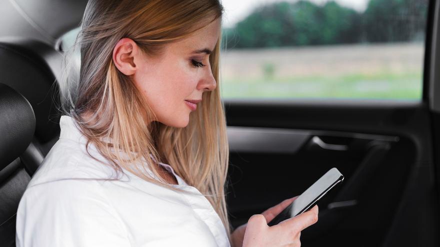 ¿Te mareas en el coche? Esta es la música que debes escuchar para aliviar los síntomas