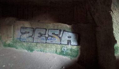 Enorme grafiti a unos metros del emblemático altar esculpido en la roca de una cueva de Portals Vells