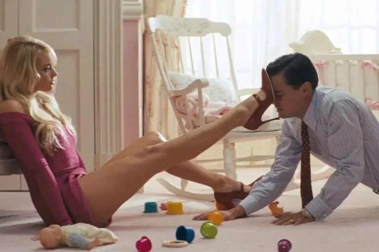 Margot Robbie y Leonardo DiCaprio en una escena de la película nominada al Oscar 