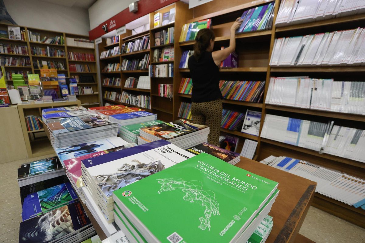 Libros de texto en una papelería de València, en una imagen de archivo.