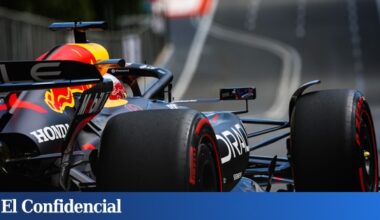 Verstappen le roba la 'pole' a Sainz en Bakú en la clasificación más caótica de la temporada