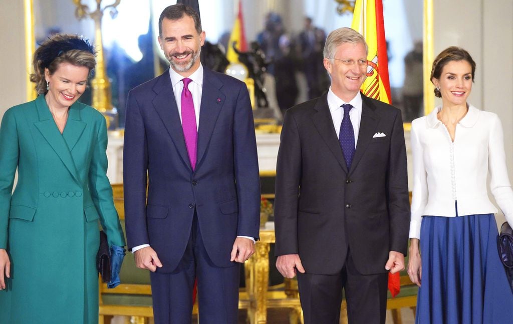 Los reyes Felipe y Letizia son recibidos por Felipe y Matilde Bélgica en el Palacio de Bruselas el 12 de noviembre de 2014
