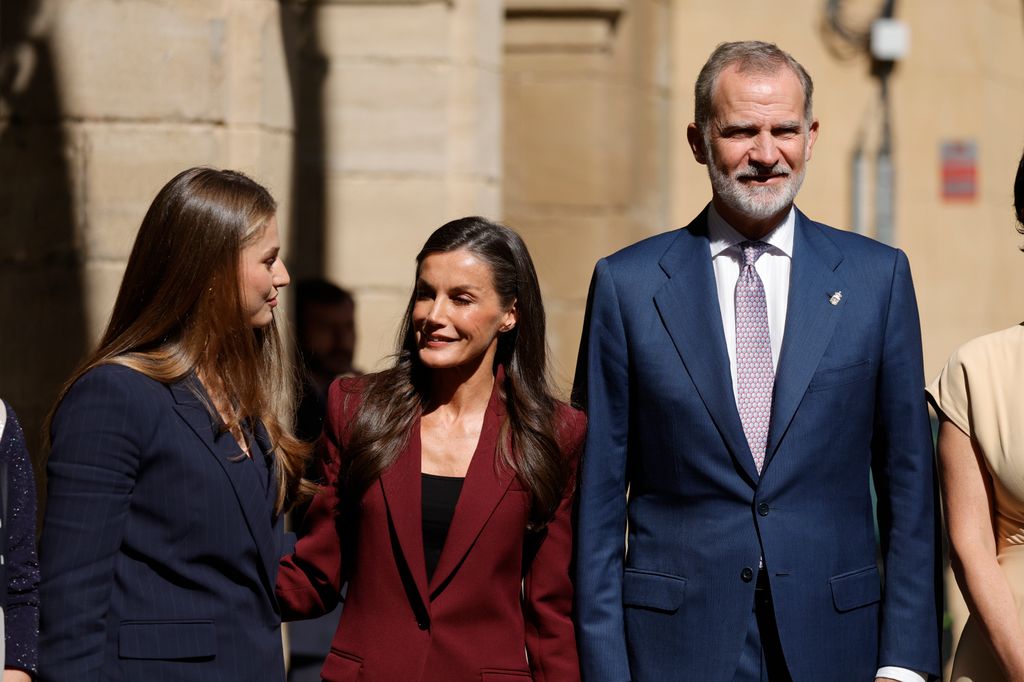 Los Reyes y Leonor posan a su llegada a Viana