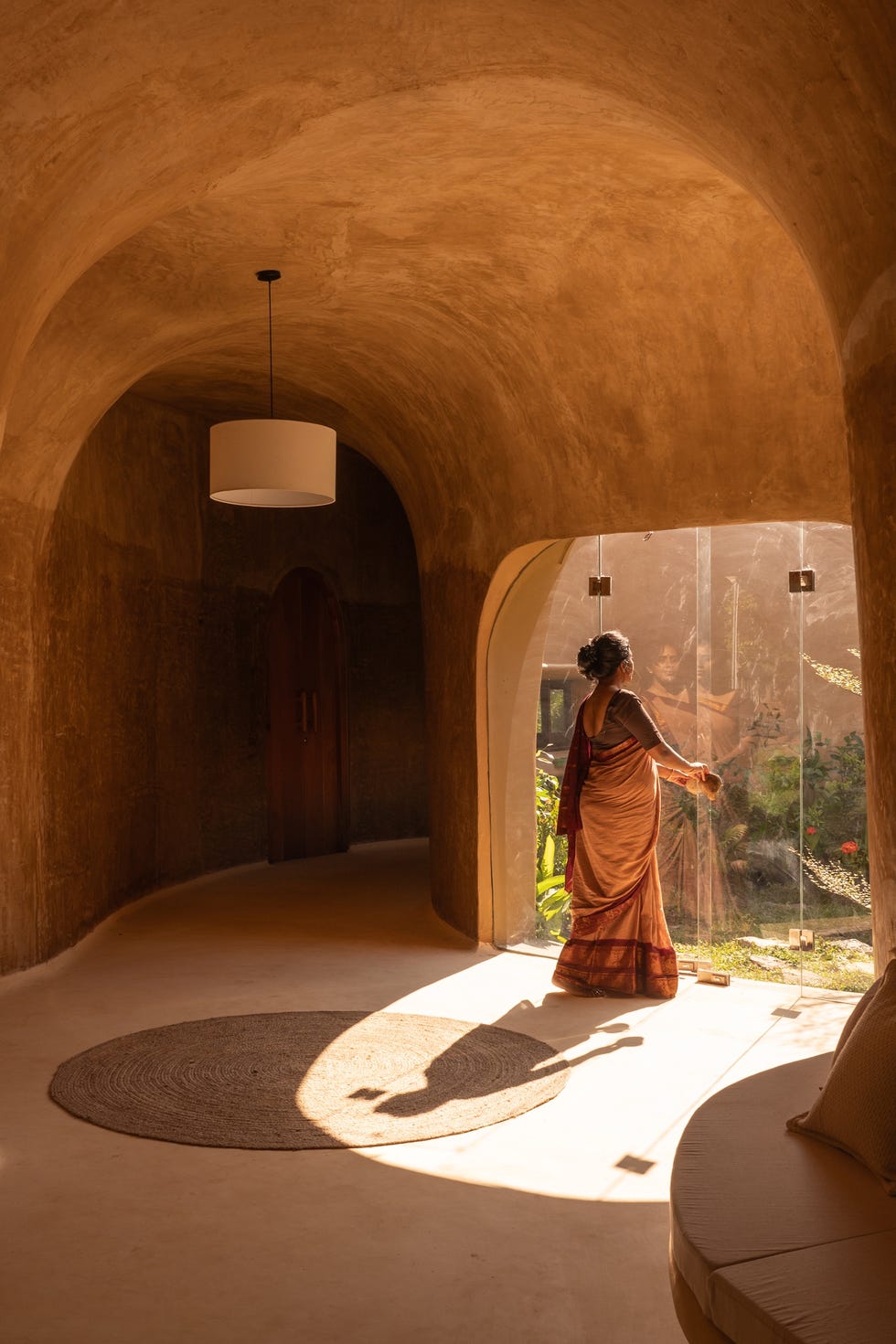 Esta casa rural de dos habitaciones y dos baños simula una cueva, es autosostenible y su estructura curva se va plegando casa rural de dos habitaciones y dos banos como cueva, es autosostenible y su estructura curva se va plegando