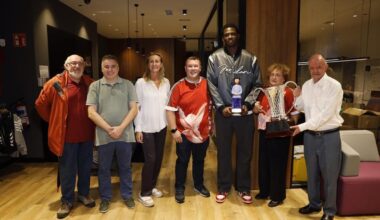Moskotarrak entrega al Bilbao Basket su tradicional gigante del concurso ‘Manda Likes’