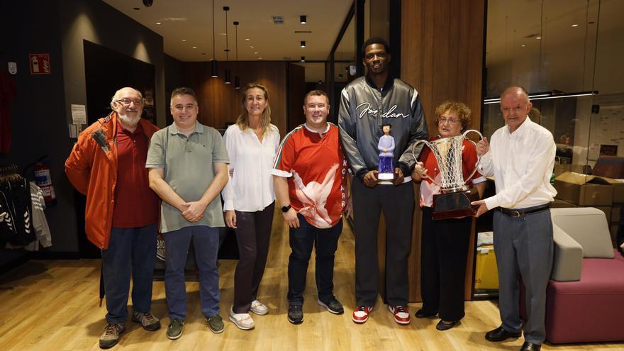 Moskotarrak entrega al Bilbao Basket su tradicional gigante del concurso ‘Manda Likes’