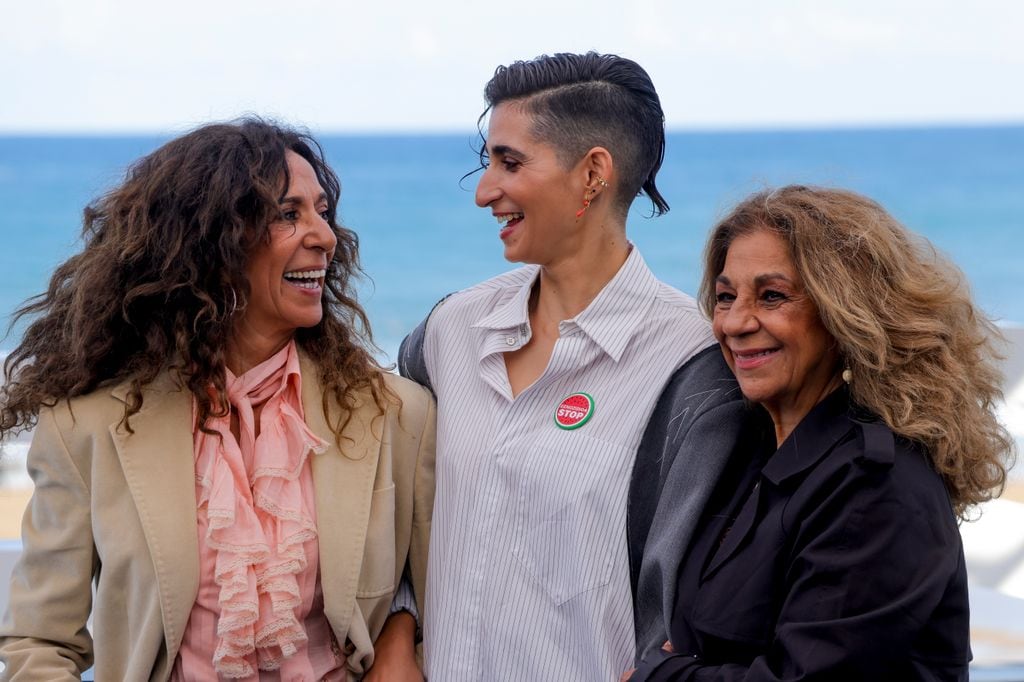 Las Flores, sonrientes en el estreno de 'Flores para Antonio' en San Sebastián