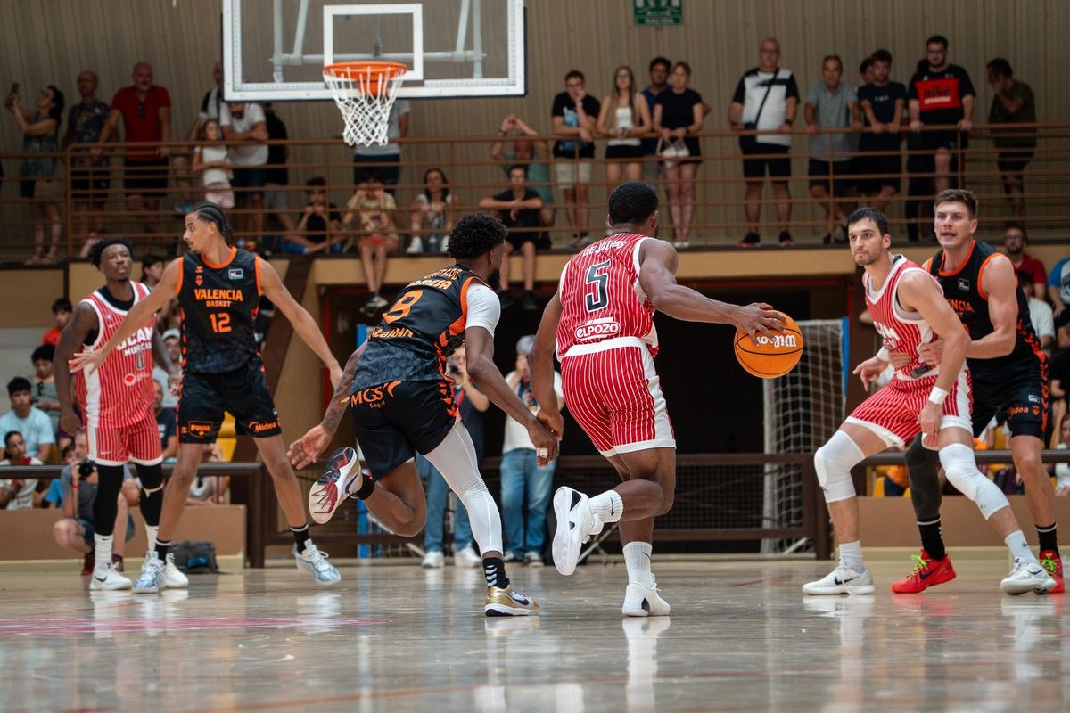 Un momento del amistoso disputado en Yecla ante el Valencia Basket.