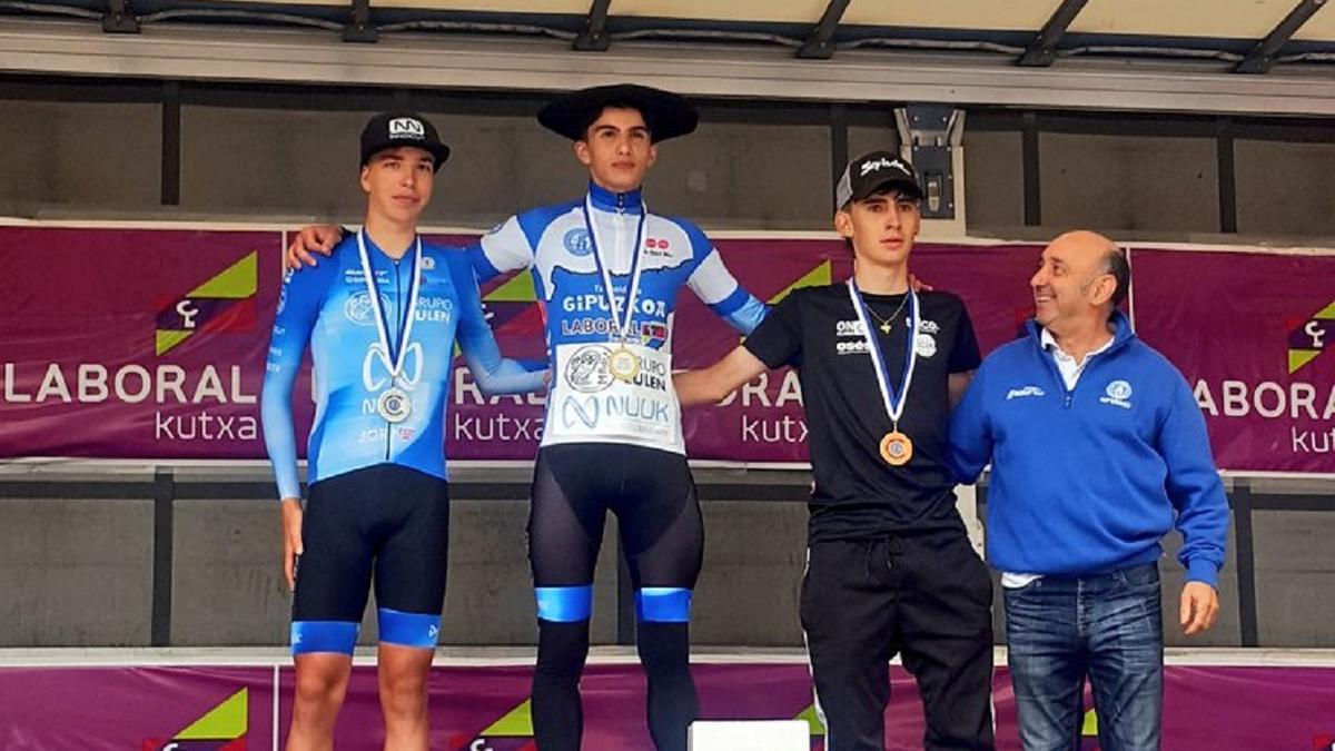 Podio del Campeonato de Gipuzkoa sub-23 este pasado domingo en Ataun, con el tolosarra Igor Iriarte (Grupo Eulen-Nuuk) como vencedor.