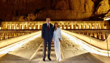 Letizia deslumbra en blanco mientras Felipe VI pone el sello español en el templo de Hatshepsut