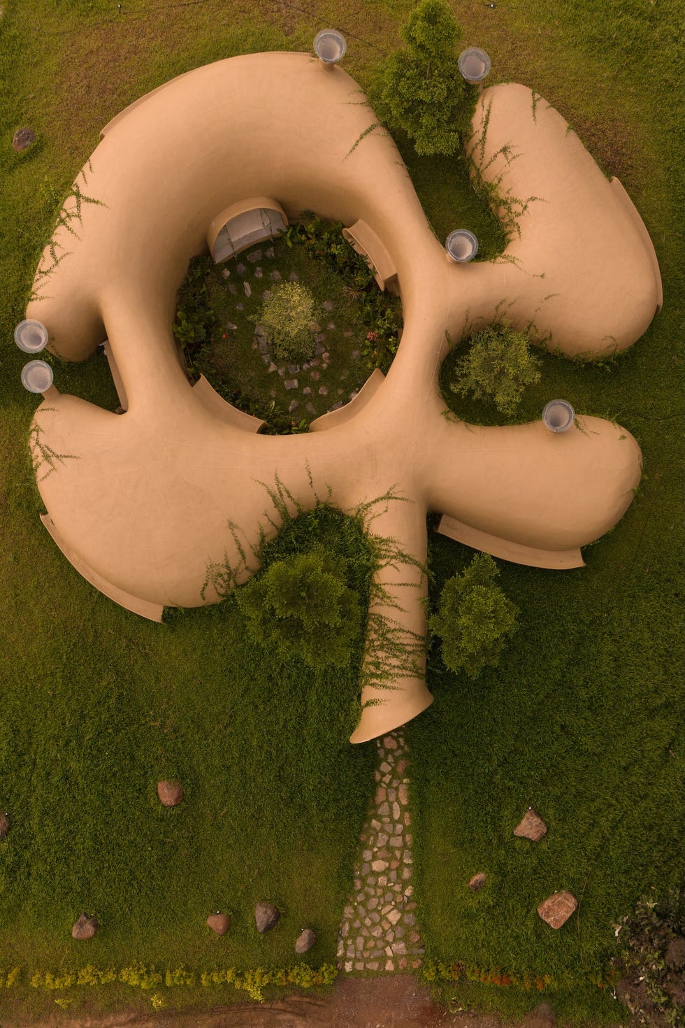 Esta casa rural de dos habitaciones y dos baños simula una cueva, es autosostenible y su estructura curva se va plegando casa rural de dos habitaciones y dos banos como cueva, es autosostenible y su estructura curva se va plegando