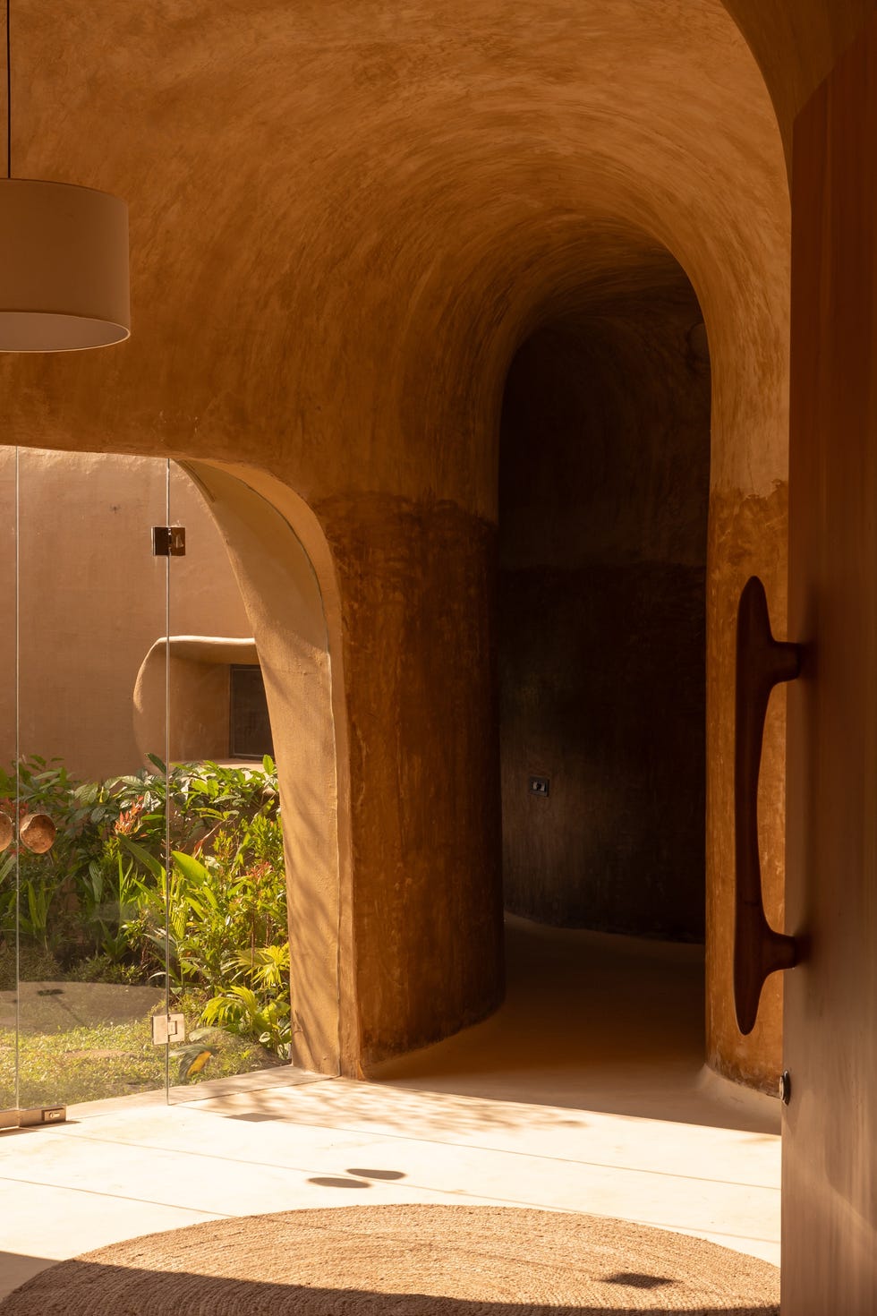 Esta casa rural de dos habitaciones y dos baños simula una cueva, es autosostenible y su estructura curva se va plegando casa rural de dos habitaciones y dos banos como cueva, es autosostenible y su estructura curva se va plegando