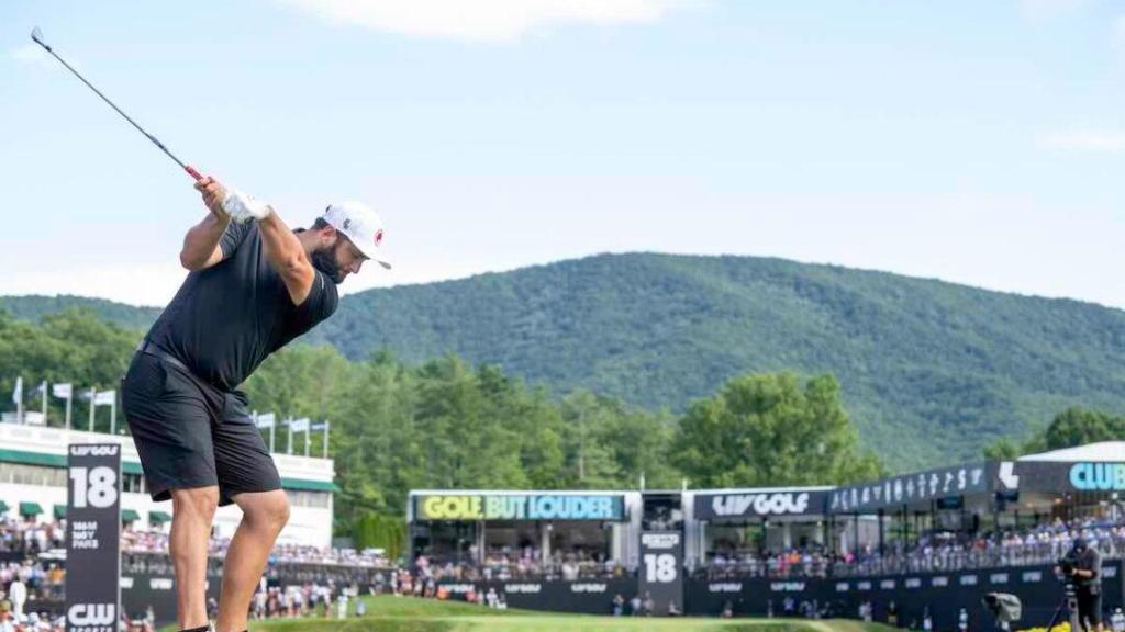 Jon Rahm, disputando el octavo encuentro del LIV Golf 2025 en Virginia