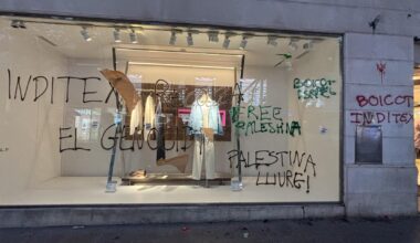 Grafitis propalestinos en los escaparates del centro de Sabadell