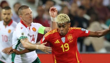 Lamine Yamal trata de zafarse de un defensor durante el Bulgaria-España del clasificatorio para el Mundial