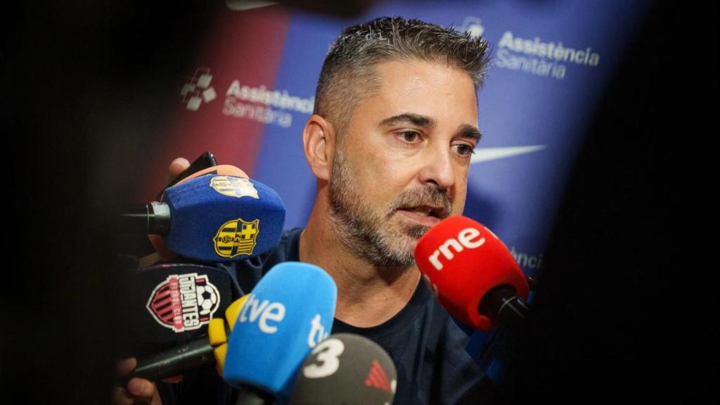 Juan Carlos Navarro atiende a los medios de comunicación en la presentación de los fichajes del Barça de basket