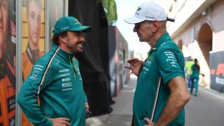 Adrian Newey conversa con Fernando Alonso en el Gran Premio de Mónaco F1 2025
