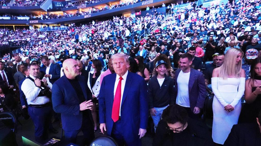 Donald Trump, con Dana White a su izquierda, en el UFC 316