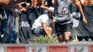 Elhousine Elazzaoui llegando a la meta de la Zegama-Aizkorri 2025.