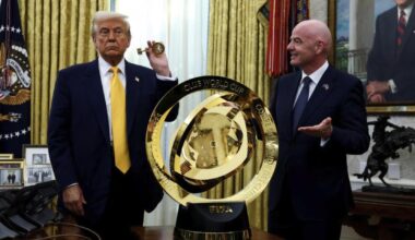 Donald Trump, en el Despacho Oval junto a Infantino y el trofeo del Mundial de Clubes
