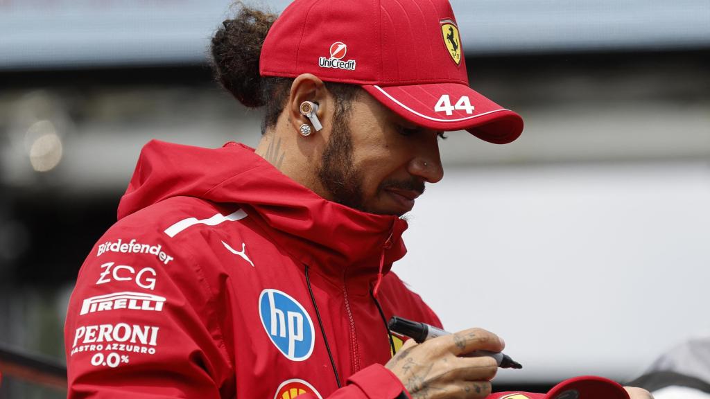 Hamilton firmando gorras durante el GP de Bélgica.