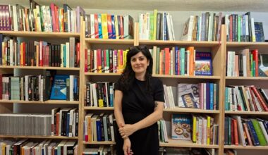 Noelia en su librería.