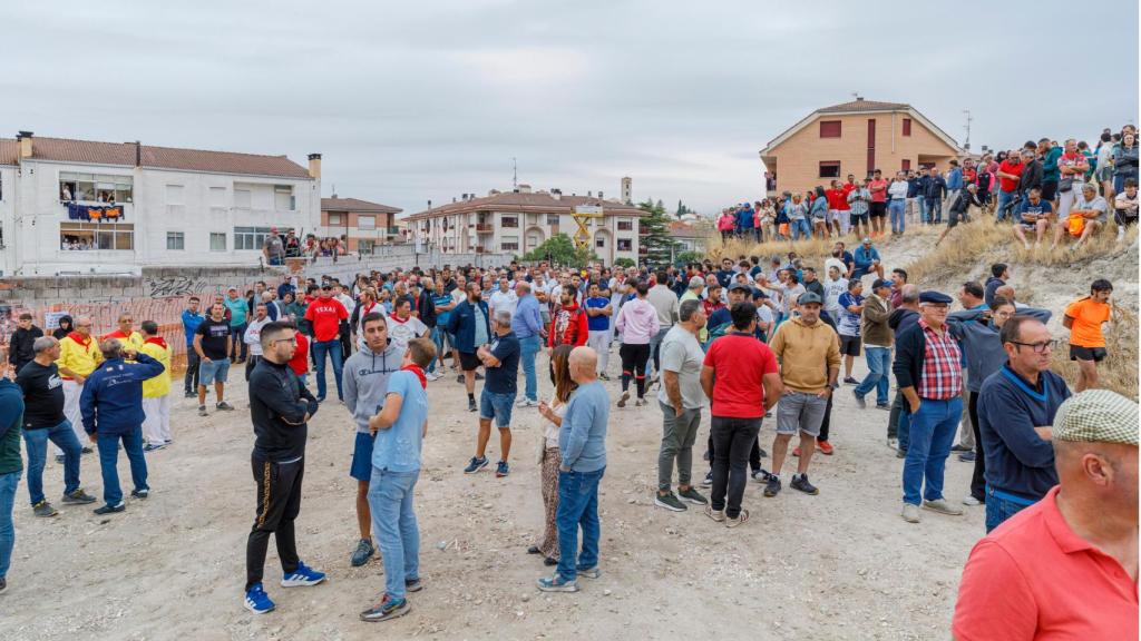 Vecinos y visitantes esperan el inicio del primer encierro de las fiestas de Cuéllar