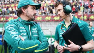 Fernando Alonso y Andrew Vizard, en el GP de China 2025
