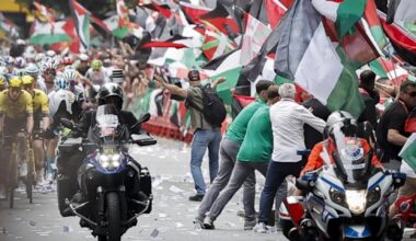 Banderas a favor de Palestina al paso de los ciclistas en la 11ª etapa de La Vuelta.