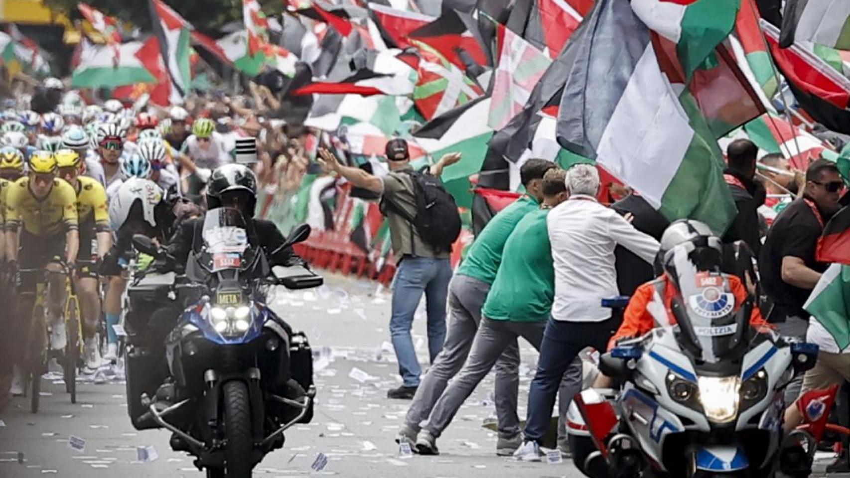 Banderas a favor de Palestina al paso de los ciclistas en la 11ª etapa de La Vuelta.