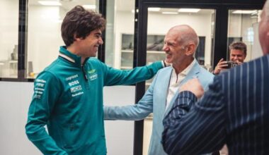 Lance Stroll saluda a Adrian Newey en su llegada al equipo.
