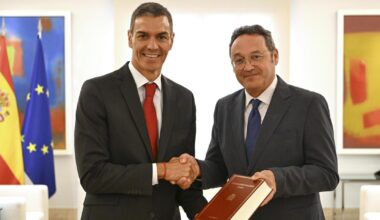 El fiscal general del Estado entrega a Sánchez la memoria anual de la Fiscalía