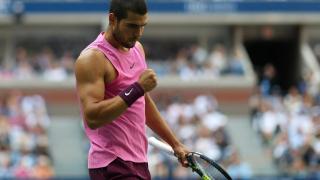Alcaraz celebra un punto en su duelo de semifinales ante Novak Djokovic.