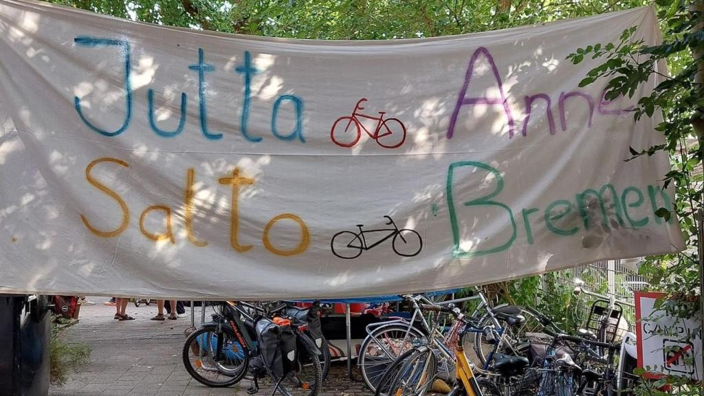 La pancarta con la que ambas fueron recibidas.