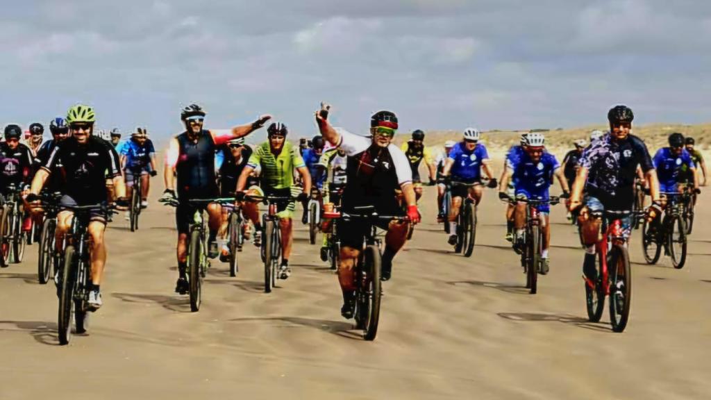 En el centro, Sergio, junto a otros ciclistas, en un reto solidario a favor de la lucha contra la ELA.
