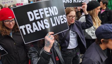 Fotografía de archivo donde aparecen unos jóvenes mientras portan pancartas que piden defensa a vidas y niños trans, durante una manifestación en Nueva York (EE.UU.). Foto: EFE/ Ruth E. Hernández Beltrán