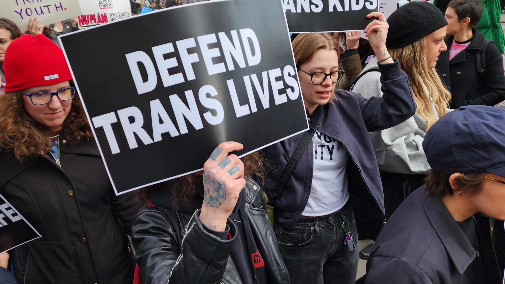 Fotografía de archivo donde aparecen unos jóvenes mientras portan pancartas que piden defensa a vidas y niños trans, durante una manifestación en Nueva York (EE.UU.). Foto: EFE/ Ruth E. Hernández Beltrán